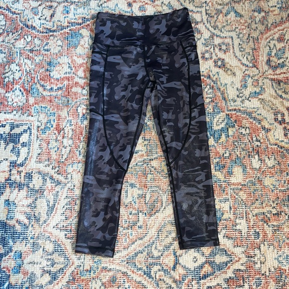 Zyia Black Camo Metallic Pocket Light N Tight High Rise Capri Leggings SZ 2 EUC - Picture 3 of 5